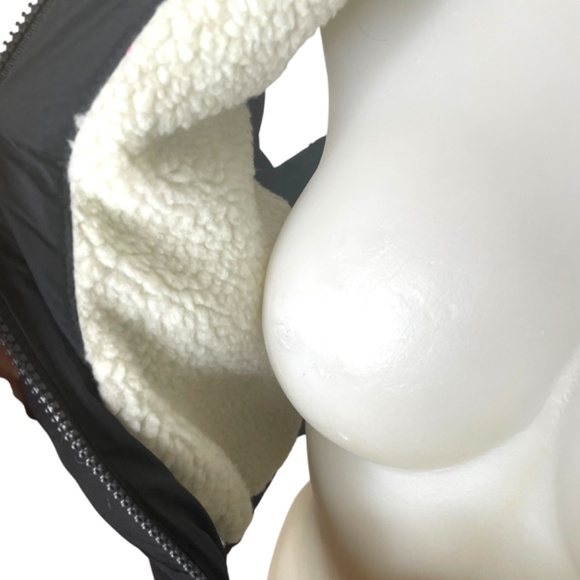 NWT Black Boxy Crop Puffer vest - Picture 6 of 12